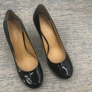 Nine West black round toe shoe
